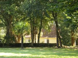 La Chapelle du Chateau Gîte，位于Pouillon的度假屋