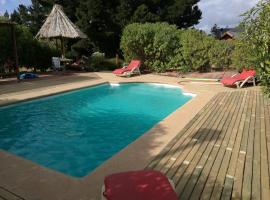 lodge con piscina privada, parcela de campo.，位于阿尔加罗沃的酒店