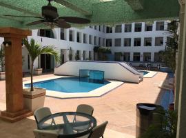 Eurohotel，位于卡门城的带泳池的酒店