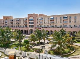 Salalah Gardens Hotel Managed by Safir Hotels & Resorts，位于塞拉莱的带泳池的酒店