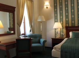 U卡拉IV旅馆。，位于卡丹的酒店