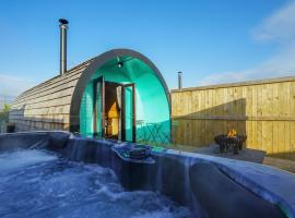 Deluxe Glamping Pod with Hot Tub，位于弗罗德舍姆的豪华帐篷营地