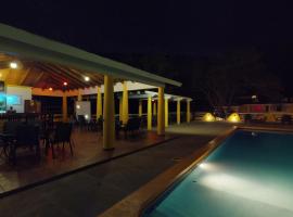 Vista Del Mar @Henry’s Cove，位于罗阿坦的酒店
