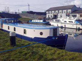 Roisin Dubh Houseboat，位于Sallins蒙德罗公园赛道和赛车学校附近的酒店