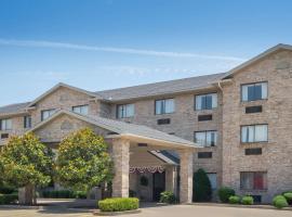 Ramada Hotel Ashland-Catlettsburg，位于CatlettsburgLawrence County Airpark - HTW附近的酒店