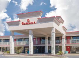 Ramada by Wyndham Edgewood Hotel & Conference Center，位于埃奇伍德的酒店