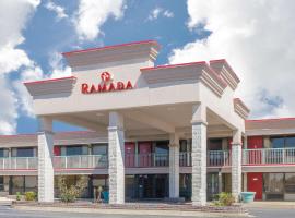 Ramada by Wyndham Edgewood Hotel & Conference Center，位于埃奇伍德Weide Army Airfield - EDG附近的酒店