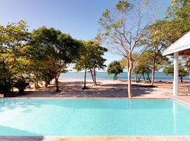 Private beachfront paradise Palmetto Bay，位于Palmetto Bay的度假屋