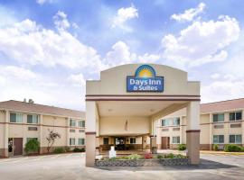 Days Inn & Suites by Wyndham Bridgeport - Clarksburg，位于布里奇波特的酒店
