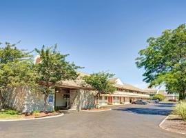 Days Inn & Suites by Wyndham Monroe，位于门罗的酒店