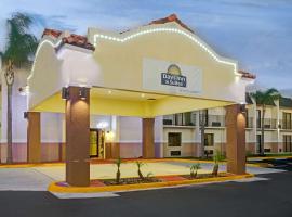 Days Inn & Suites by Wyndham Tampa - Ybor City，位于坦帕的酒店