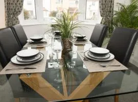 Arma Short Stays 122 - Spacious 3 Bed Oxford House Sleeps 5 - FREE PARKNG For 2 Vehicles - Large Garden