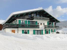 阿尔卑斯花卉小屋酒店，位于莱热佩里赫斯快速滑雪缆车附近的酒店