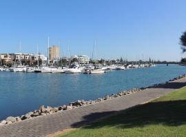 Glenelg - Marina Retreat，位于格莱内尔格的酒店