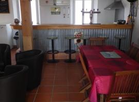 Les Gîtes Du Vieux Frêne，位于Longavesnes的酒店