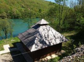 Brvnara na obali reke Drine，位于Beserovina的山林小屋
