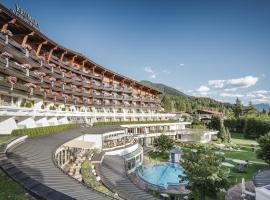 Krumers Alpin – Your Mountain Oasis，位于蒂罗尔-泽费尔德的带泳池的酒店