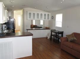 Southern Palms Park Model 4，位于Fort Mason的酒店