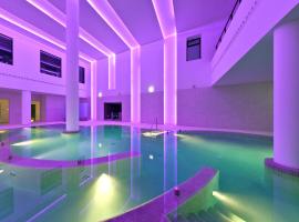 巴拉加里斯URH温泉禅酒店，位于奥维罗的带按摩浴缸的酒店