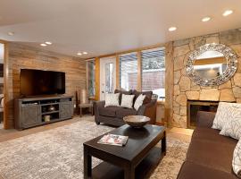 Fifth Avenue Unit 9, Cool, Contemporary Condo 2 Blocks from the Ski Slopes. Fireplace & Patio!，位于阿斯潘的酒店