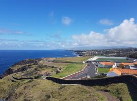 Seaside Azores Villa with natural pool, terrace & barbecue，位于卡佩拉什的酒店