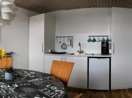 2 rooms, private kitchen, bathroom, and garden.，位于Viby的酒店