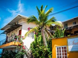 太阳避风港套房公寓，位于Bocas del Toro Isla Colon International Airport - BOC附近的酒店