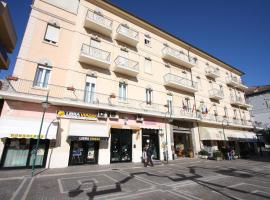 斯特拉意大利亚酒店，位于里米尼维塞尔巴的酒店
