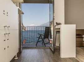 Campione Univela Rooms & Beds - Private Beach，位于坎皮奥内&middot;德尔&middot;加尔达的青旅