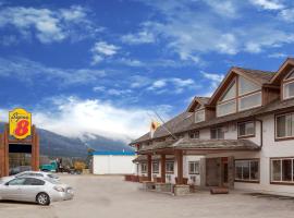 速8维蒙酒店，位于维勒蒙特Valemount Pines Golf Course附近的酒店