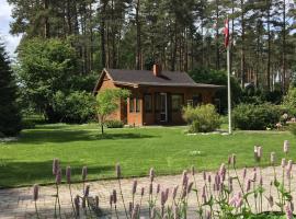 Forest house with outdoor hot tub，位于尤尔马拉的乡村别墅