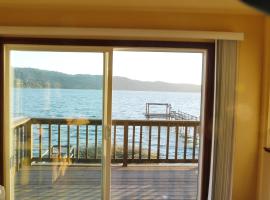 Overlooking clearlake from the living room，位于克利尔莱克的公寓