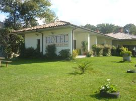 Hotel Los Jardines de Lallosa，位于Las Rozas的带停车场的酒店