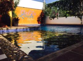 Cielito Lindo Suites，位于埃斯孔迪多港卡里扎利洛海滩附近的酒店