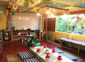 The Little Blue Window Hostel，位于班加罗尔的酒店