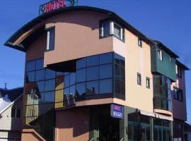 Hotel "S"，位于贝拉内的酒店
