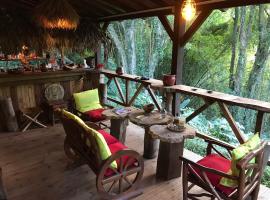 Martinique Treehouse，位于Canton Suisse的木屋