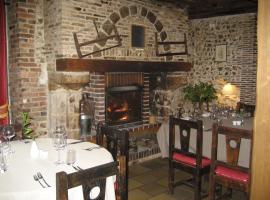Logis Hotel Restaurant Le Cheval Blanc，位于Charny的酒店