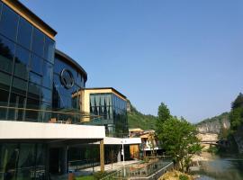  张家界春秋布舍路上国际度假酒店，位于张家界的酒店
