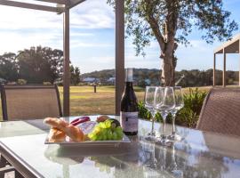 Condo 105 @ Horizons Golf Resort - Salamander Bay NSW，位于萨拉曼德湾的酒店