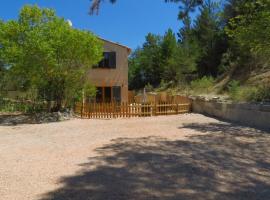 Le gite du grand cèdre - proche des gorges du Verdon，位于普罗旺斯地区阿莱马尼的家庭/亲子酒店