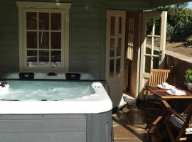 Ashford house 'The Snug' private hot tub，位于弗莱恩索普的公寓