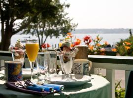 The Stirling House Waterfront Inn Greenport，位于格林波特的酒店