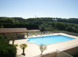 Spacious Holiday Home in Faverolles with a Swimming Pool，位于Faverolles的酒店
