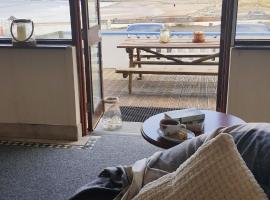 Strand Hotel, Dugort, Dugort, Achill Island，位于Doogort的酒店