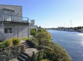 Water villa with a jetty directly at the lake