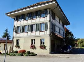 "Zur alten Schmiede", 70m2 Studio mit Kaminfeuer und Sauna，位于Fraubrunnen的酒店