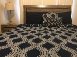 1 BEDROOM / 1 BATH . PRIVATE APT. FREE WIFI, INTERENT & PARKING，位于Sinajana的酒店