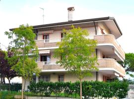 Appartamenti Lignano Sabbiadoro - Villa Ammiraglia，位于利尼亚诺萨比亚多罗Faro Rosso附近的酒店