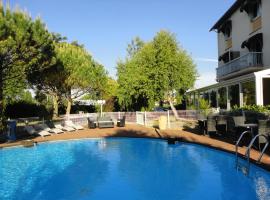 Logis Les Charmilles Chalon-sur-Saône Sud，位于吕克斯的酒店